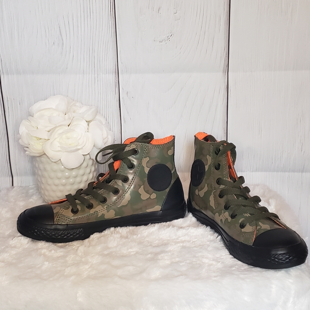 👟NWOT Converse Boys High Top Sneakers 👟